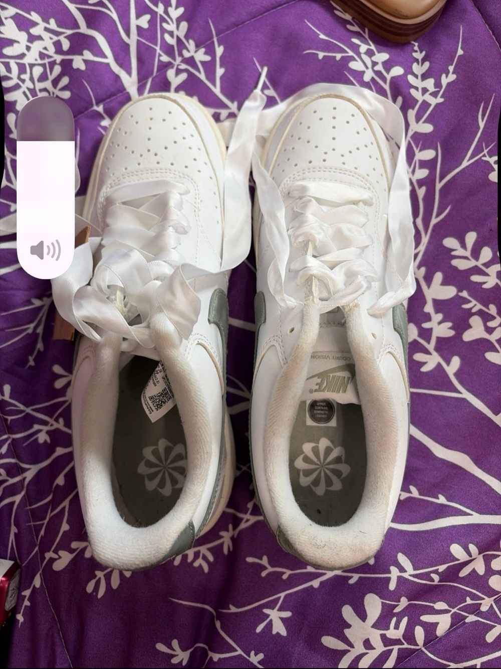 Nike White Sneakers with Green Swoosh brand new never worn outside 9 make offer! - Picture 4 of 7